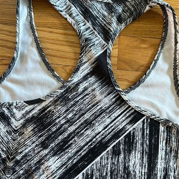 Lululemon sz 6 black and white track tank top great pre owned condition - Picture 4 of 8